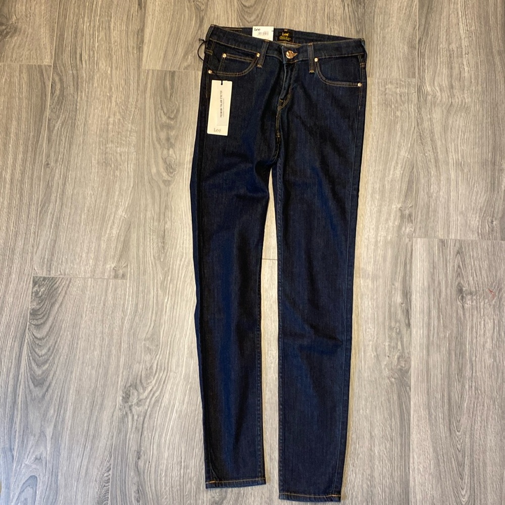 Women’s Lee Jeans dark wash skinny jeans, mid rise 27”.